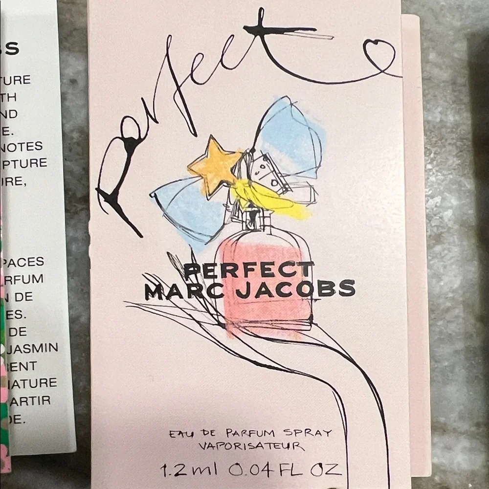 Marc Jacobs Daisy and Perfect Fragrance Set with Apple AirPods case